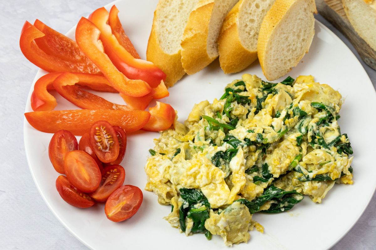 Żadna cebula czy boczek. Najzdrowszy dodatek do jajecznicy znajdziesz na dziale z warzywami