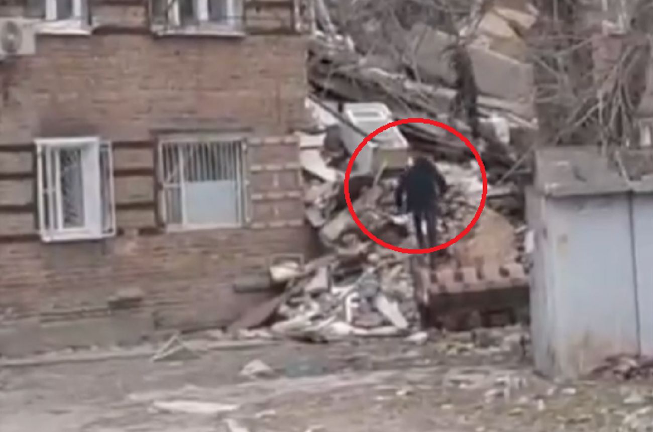 Quarrel in Russia.  Residents entered the collapsed building of apartments