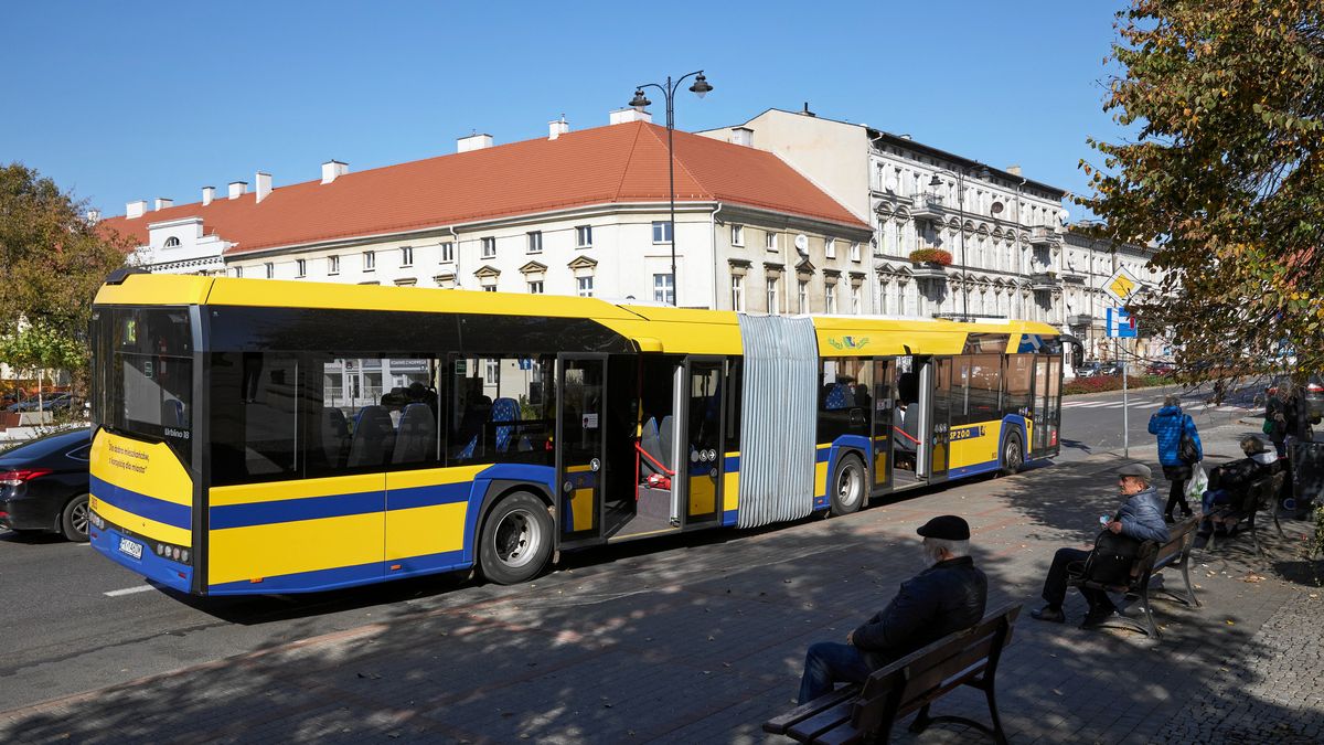 8.10.2021 , Kalisz .  Przystanek autobusowy przy fontannie Noce i Dnie .  
Fot. Lukasz Cynalewski / Agencja Wyborcza.pl
Fot. Lukasz Cynalewski / Agencja Wyborcza.pl
autobus, komunikacja miejska