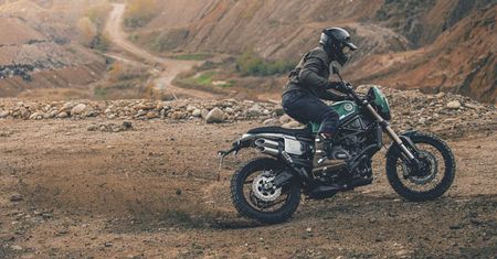 Benelli Leoncino 800 w dwóch wersjach wjeżdża do salonów. Znamy ceny