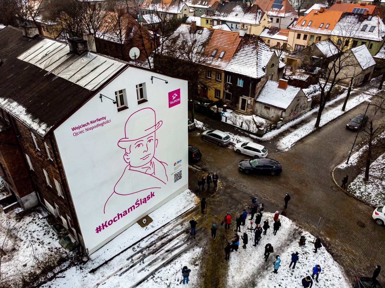 Zabrze, 02.02.2021. Ekologiczny mural z Wojciechem Korfantym, 2 bm. w Zabrzu. Malowidło zostało przygotowane przy użyciu specjalnej farby, która pochłania zanieczyszczenia z powietrza. Projekt powstał z inicjatywy Tauron Polska Energia we współpracy z zabrzańskim Urzędem Miasta i Eco Evolution. (mr) PAP/Andrzej Grygiel