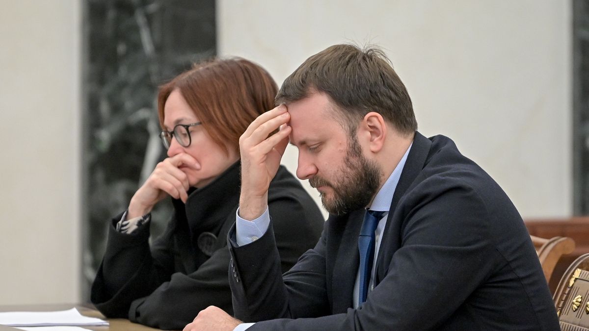 Doradca prezydenta Rosji Maxim Oreszkin i prezes rosyjskiego banku centralnego Elwira Nabiullina na spotkaniu poświęconym kwestiom gospodarczym, zorganizowanym przez Władimira Putina na Kremlu, 28 lutego. 