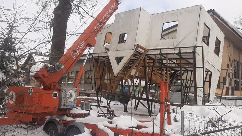 Zakopane zamienia się w park rozrywki. Kolejny dom "do góry nogami" stanie w centrum miasta. Fot. Rafał Gratkowski