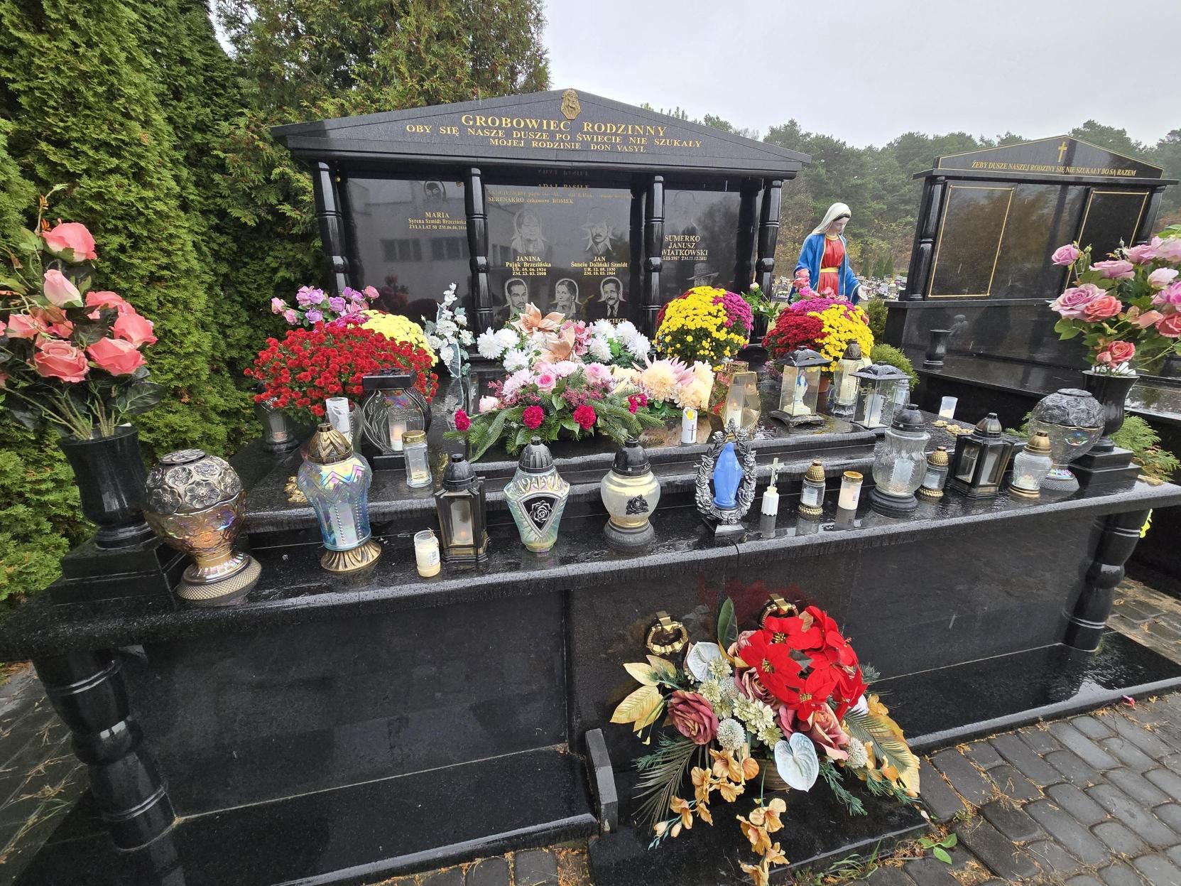 Rodzinny grobowiec rodziny Don Vasyla. Nie brakuje kwiatów