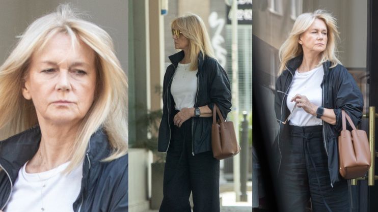 Grażyna Torbicka przygląda się witrynom sklepowym