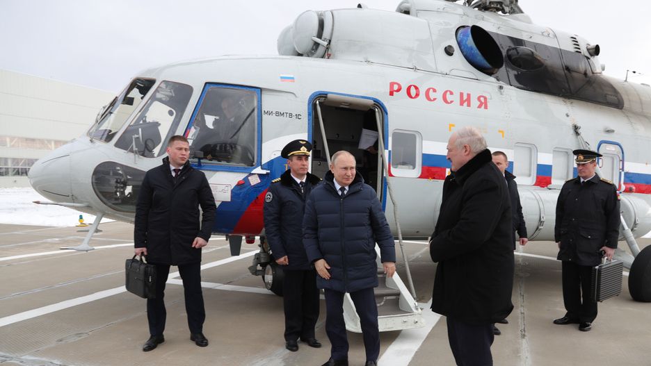 Russian President Vladimir Putin (3-L) and Belarusian President Alexander Lukashenko (front R) look at each other upon arrival by a helicopter at the Vostochny cosmodrome outside the city of Tsiolkovsky, some 180 km north of Blagoveschensk, in the far eastern Amur region, Russia, 12 April 2022. Belarusian President is on a working visit to Russia. EPA/MIKHAIL KLIMENTYEV / KREMLIN POOL / SPUTNIK MANDATORY CREDIT Dostawca: PAP/EPA.