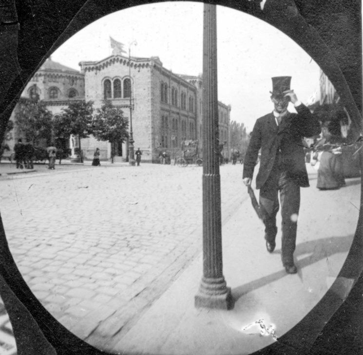 Carl Størmer robił zdjęcia z ukrycia w XIX wieku. Czy był pierwszym fotografem ulicznym?