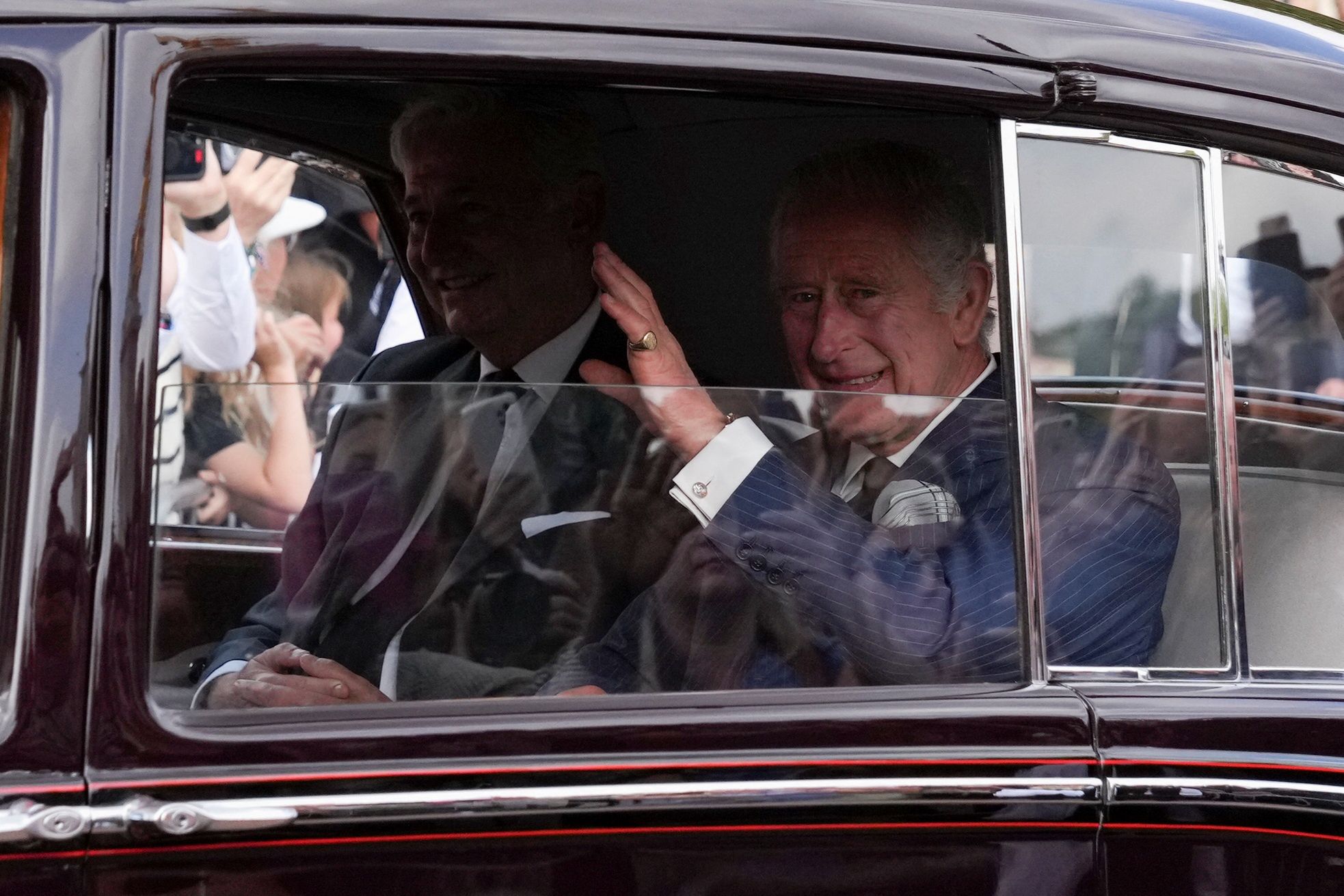 Król Karol III witany przed Pałacem Buckingham przez tłumy poddanych 