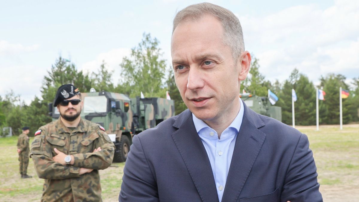 Wizyta ambasador�w Komitetu Politycznego i Bezpiecze?stwa UE
Fot. Wojciech Olkusnik/East News, 12.06.2025. Wizyta ambasadorow Komitetu Politycznego i Bezpieczenstwa UE w 1 Warszawskiej Brygadzie Pancernej.  Dyplomaci zapoznaja sie z modelowym odcinkiem elementow "Tarczy Wschod" oraz najnowszym sprzetem wojskowym SZ RP.
N/z: wiceminster obrony narodowej Cezary Tomczyk
Wojciech Olkusnik