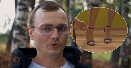 Rolnikowi aż trzęsły się ręce. Zaczął poznawanie Karoliny od stóp