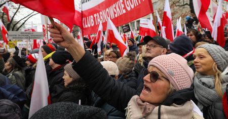 Baner z twarzą Tuska na proteście. Nagle ze sceny: "Proszę o schowanie"