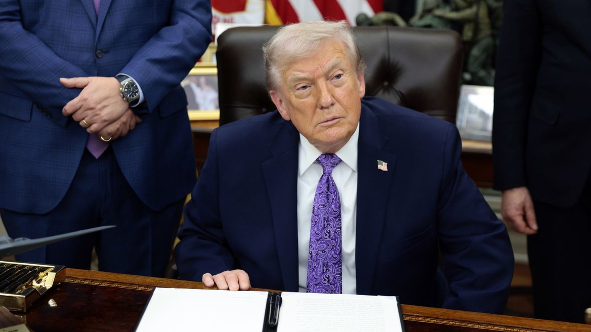 US President Donald J. Trump delivers remarks during a signing ceremony in the Oval Office
epa12586561 US President Donald J. Trump looks on during a signing ceremony on artificial intelligence in the Oval Office of the White House in Washington, DC, USA, 11 December 2025.  EPA/SHAWN THEW / POOL 
Dostawca: PAP/EPA.
SHAWN THEW / POOL
US politics, US President Trump, White House, USA, AI