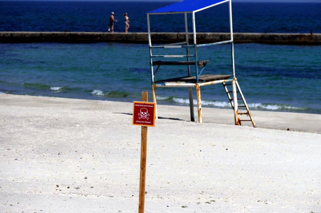 Plaża w Odessie i tabliczka ostrzegająca przed minami.