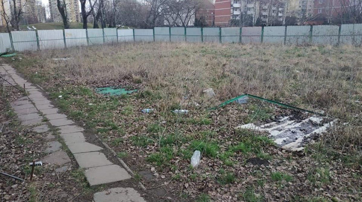 Warszawa: Łączka wawrzyszewska niszczeje za płotem