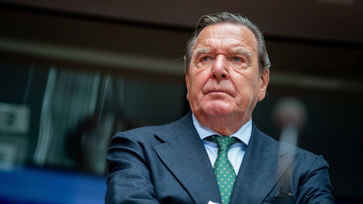 Bundestag's Economic Committee hearing on Nord Stream 2 pipeline01 July 2020, Berlin: Gerhard Schroeder, former German Chancellor and current Head of the Nord Stream 2 Administrative Board, waits for the start of a hearing in the Bundestag's Economic Committee on the Nord Stream 2 pipeline project. Photo: Kay Nietfeld/dpa Dostawca: PAP/DPA.Kay Nietfeld