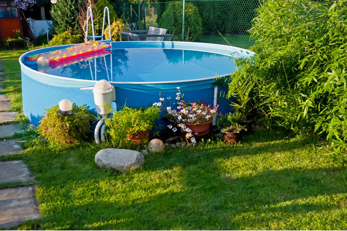 Cheap hack to heat your pool water with a kid's toy