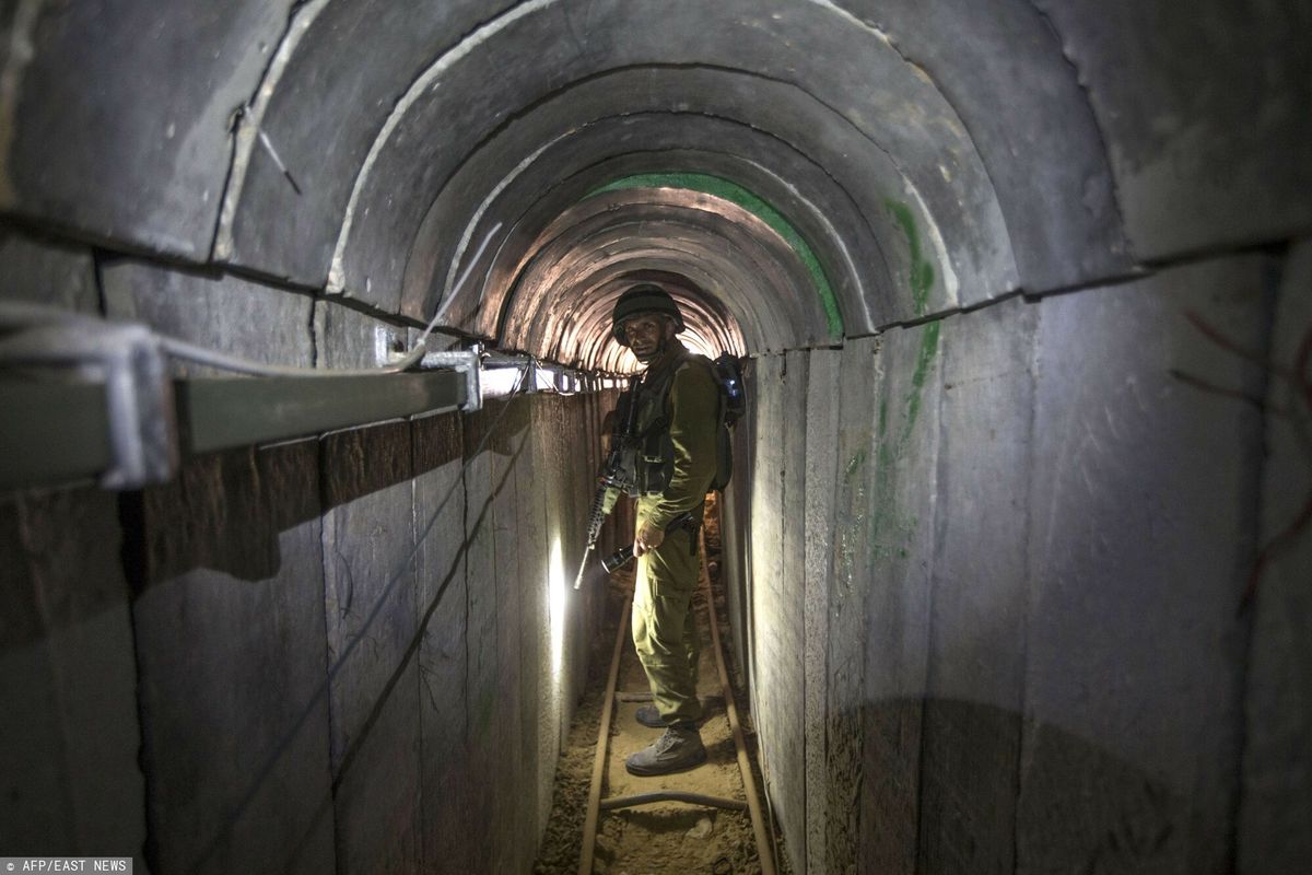 Żołnierz armii izraelskiej w palestyńskim tunelu w Strefie Gazy 