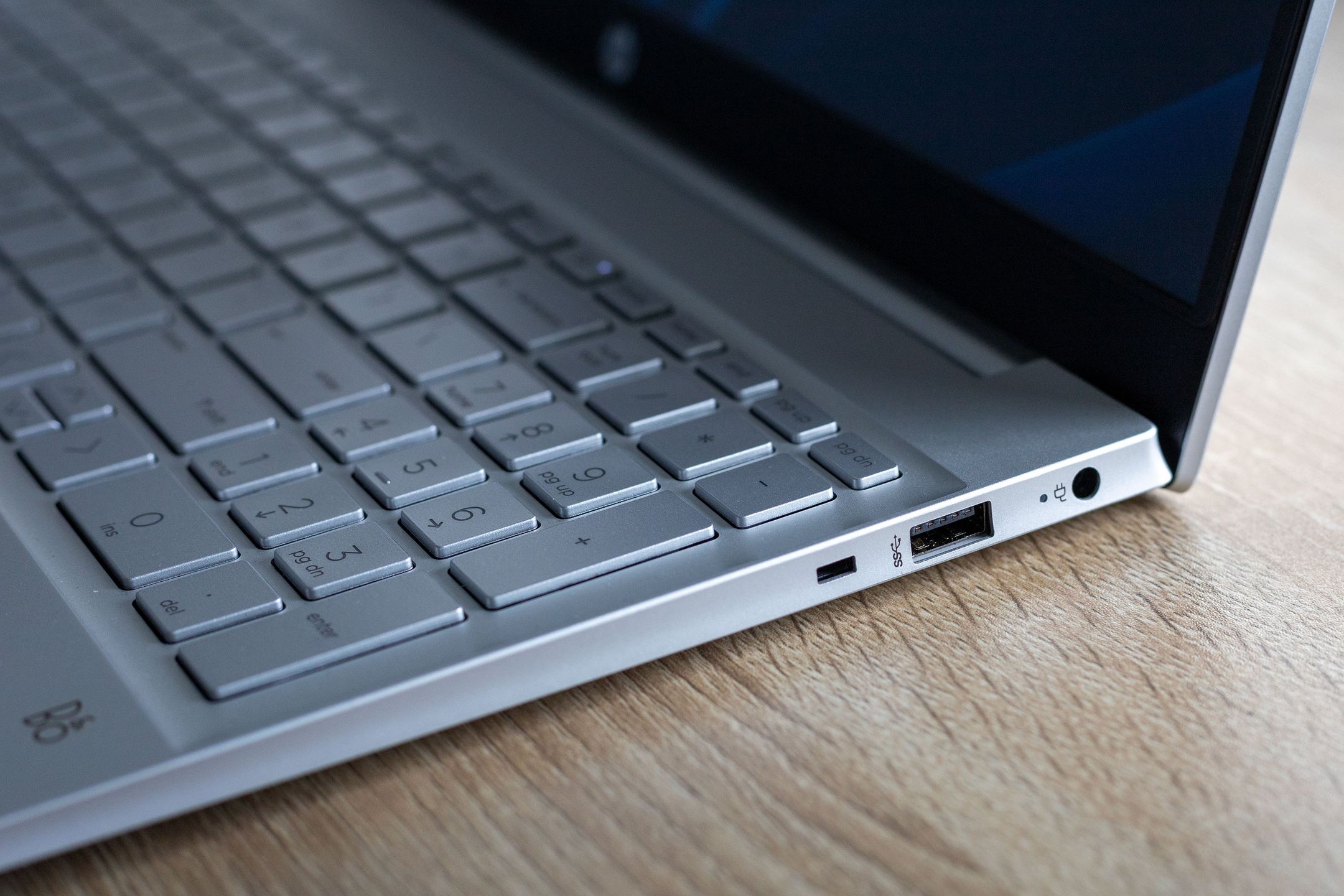   
Boki urządzenia są wyprofilowane tak, że laptop w żadnym miejscu nie jest "kanciasty".