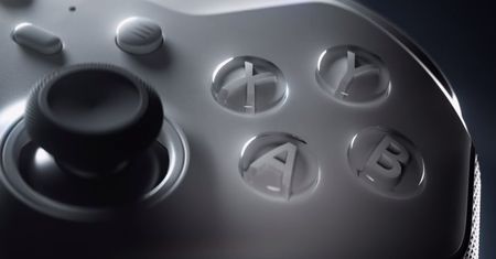 Biały pad Xbox Elite to fajny kontroler. Szkoda, że koszmarnie wyceniony