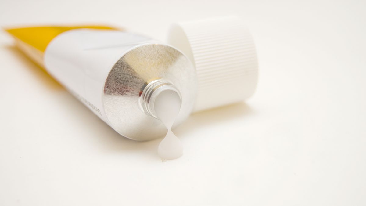 Diprogenta to lek w postaci maści lub kremu do stosowania miejscowego.