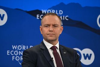 Domański mówi o "głupcach lub zdrajcach". Nawrocki odpowiada ws. SAFE