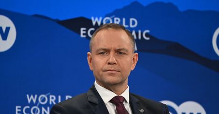 Domański mówi o "głupcach lub zdrajcach". Nawrocki odpowiada ws. SAFE