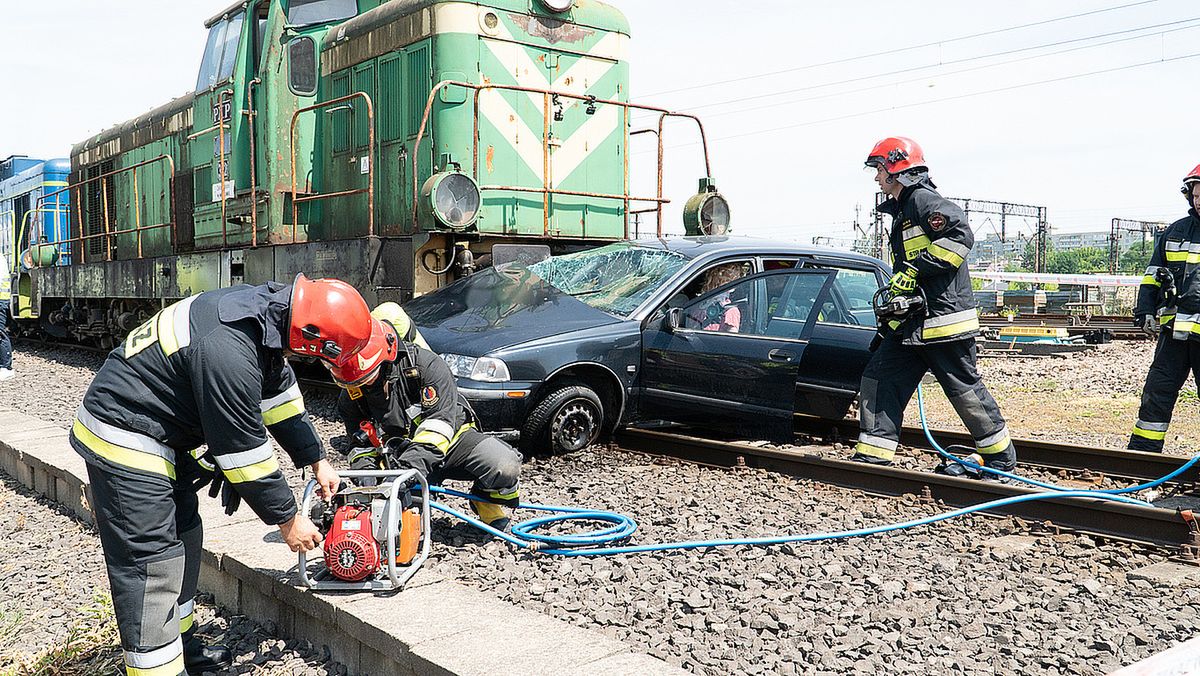 Zaaranżowany w ramach pokazów wypadek z lokomotywą daje do myślenia