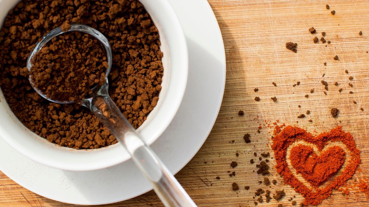 Dodaj aceton do kawy. Pozbędziesz się tłustych plam.