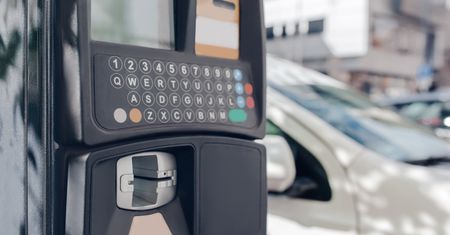 Parkomaty w Warszawie pod lupą Rzecznika Praw Obywatelskich. "Dyskryminują starsze osoby"