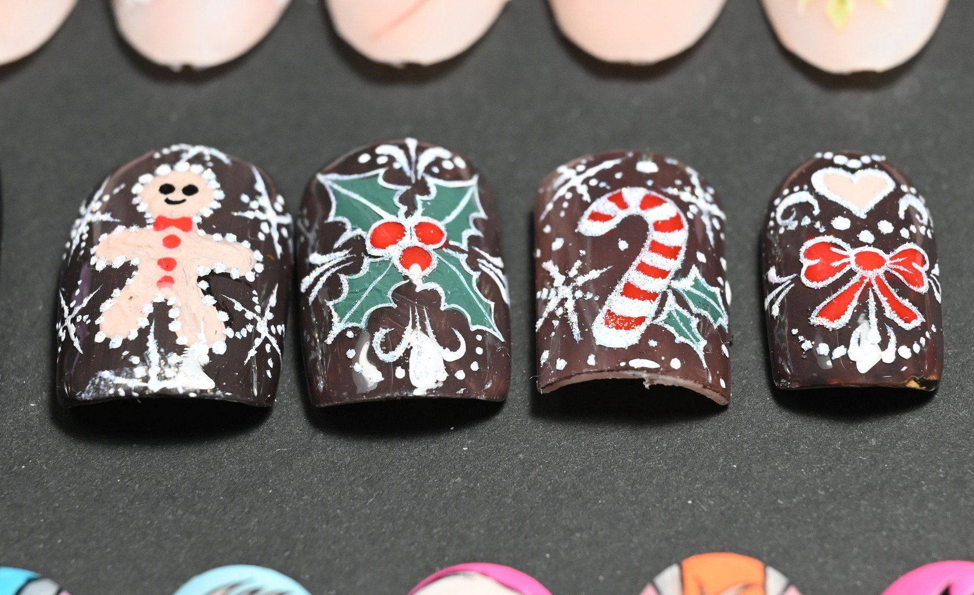 Panie, które chcą spędzić więcej czasu w salonie paznokci, mogą poprosić o tak szczegółowe, ale urocze zdobienia.