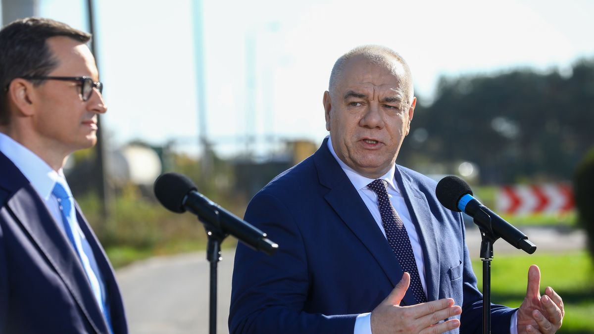 Otwock, 13.10.2022. Premier Mateusz Morawiecki (L) i wicepremier, minister aktywów państwowych Jacek Sasin (P) podczas konferencji prasowej w Otwocku, 13 bm. W Otwocku odbyło się spotkanie premiera Mateusza Morawieckiego z samorządowcami; tematem rozmowy były rozwiązania dla gmin oraz dla mieszkańców w kwestii dystrybucji węgla. (mr) PAP/Rafał Guz