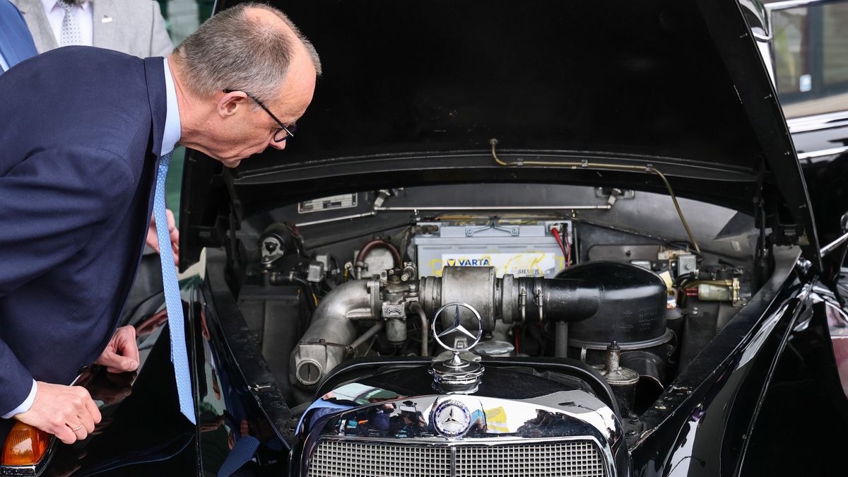 German Chancellor Friedrich Merz looks under the hood of the last original official car of former German Chancellor Konrad Adenauer during a media tour for the 38th federal party convention of the Christian Democratic Union (CDU) in Stuttgart, Germany, 19 February 2026. The CDU federal party convention takes place from 19 to 21 February 2026 in Stuttgart. EPA/RONALD WITTEK Dostawca: PAP/EPA.