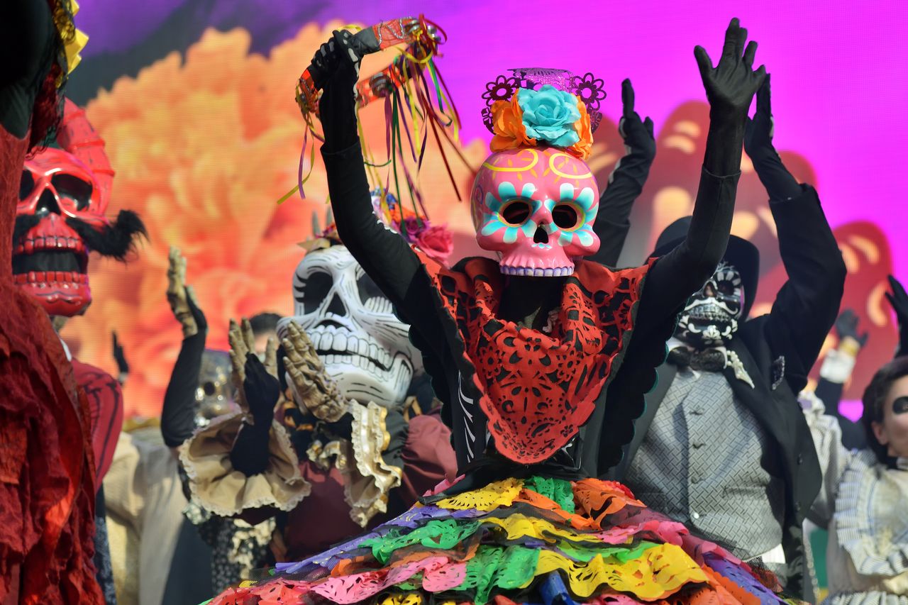 Halloween. Alkohol na grobach i palenie pieniędzy - ciekawostki z różnych zakątków świata