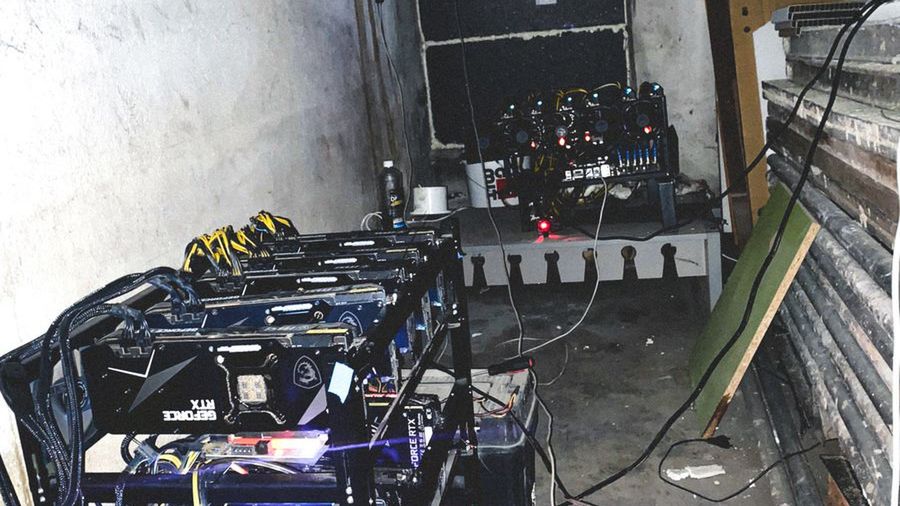 Koparki kryptowalut nielegalnie podłączone do zasilania.