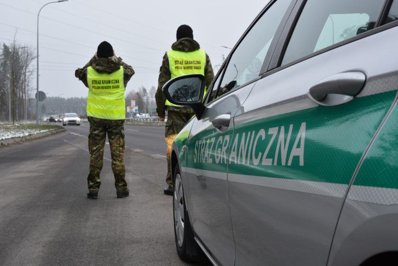 Od ponad kilkunastu miesięcy Bobrowniki były jedynym w Podlaskiem drogowym przejściem granicznym obsługującym ruch towarowy z Białorusią i w ogóle jedynym w Podlaskiem czynnym drogowym przejściem granicznym z Białorusią.