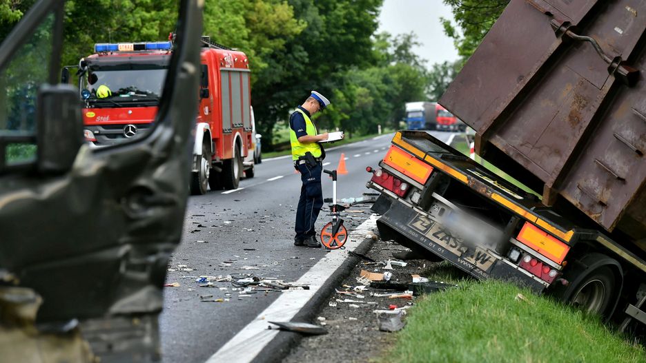 Magnice, 01.07.2021. Miejsce zderzenia ośmiu pojazdów na DK nr 8 na wysokości miejscowości Magnice, między Wrocławiem a Łagiewnikami, 1 bm. W zdarzeniu śmierć poniosły dwie osoby. Droga w miejscu wypadku jest zablokowana. (amb) PAP/Maciej Kulczyński