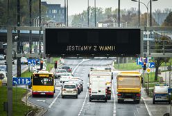 Protesty w Warszawie. Flagi na pojazdach transportu publicznego