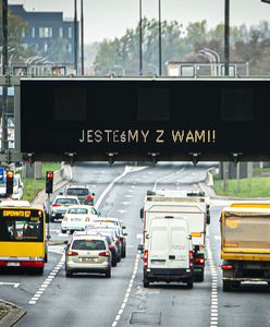Protesty w Warszawie. Flagi na pojazdach transportu publicznego