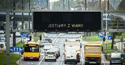 Protesty w Warszawie. Flagi na pojazdach transportu publicznego