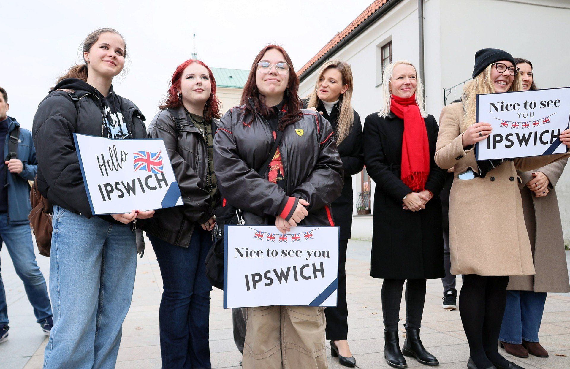 Inauguracja polaczenia portalu z angielskim miastem Ipswich. &#34;Portal&#34; na placu Litewskim w Lublinie to instalacja artystyczna laczaca miasto z innymi lokalizacjami na swiecie za pomoca ekranow transmitujacych obraz w czasie rzeczywistym