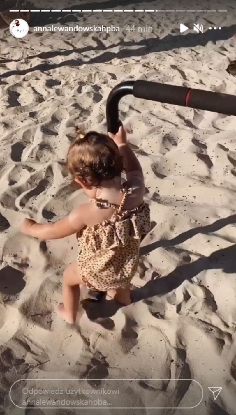 Anna i Robert Lewandowscy trenują na plaży w towarzystwie córek