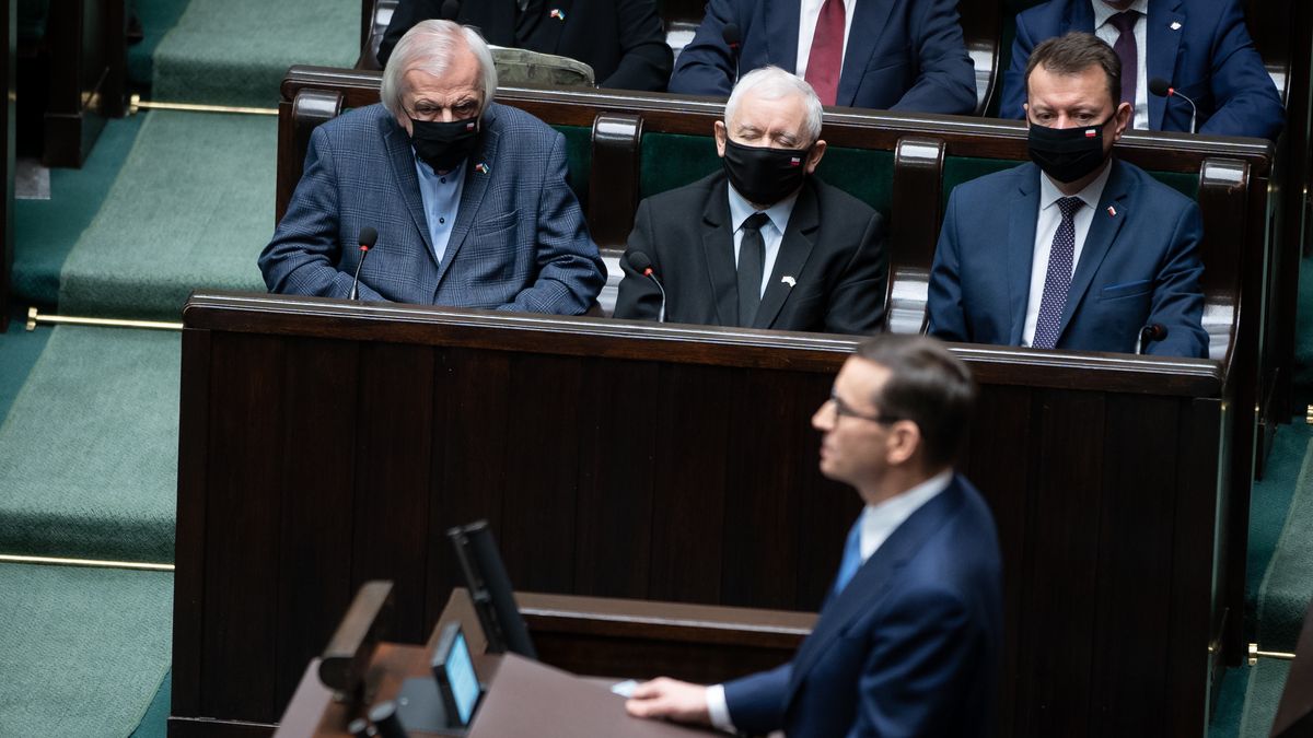 Leader of the Polish Law and Justice (PiS) ruling party Jaroslaw Kaczynski (C), Polish Deputy Sejm Speaker Ryszard Terlecki (L) and Polish Defense Minister Mariusz Blaszczak (R), Prime Minister Mateusz Morawiecki (Front), during the 49th session of the Sejm (lower house) in Warsaw, Poland, on 24 February 2022. Polish Parliament has passed a resolution condemning Russian aggression against Ukraine and calling on the international community to impose tough sanctions on Moscow. (Photo by Mateusz Wlodarczyk/NurPhoto via Getty Images)