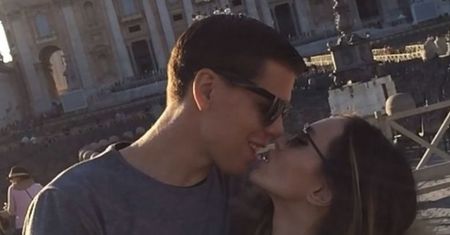 Marina Łuczenko i Wojciech Szczęsny spokojnie śpią w uroczej pozycji. Aż tu nagle mama zrobiła zdjęcie!