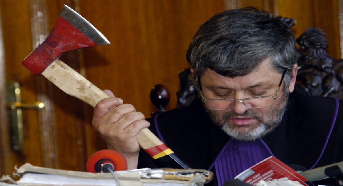 Sędzia Andrzej Węglowski pokazuje siekierę - narzędzie zbrodni wykorzystane przez byłego studenta Politechniki Gdańskiej Kamila P., który w 2002 roku zabił pracownika tej uczelni i usiłował zamordować egzaminatora. 