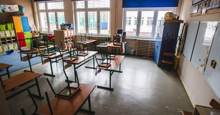 E-lekcje trwają, ale nie każde dziecko ma dostęp do komputera. Ich wykluczenie jest sporym problemem