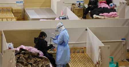 Chiny otwierają szpital obsługiwany przez roboty. Będą leczyły koronawirusa
