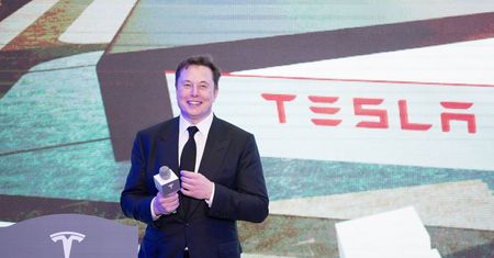 Elon Musk. Wyciekł podręcznik dla pracowników Tesli. Jego treść potwierdza niestandardowe praktyki firmy