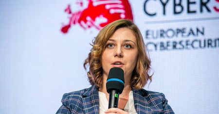 Sieć 5G: "Nie zastanawiam się, czy jesteśmy gotowi. My musimy być gotowi". Rozmowa z dr Joanną Świątkowską