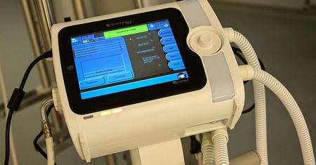 Eksperci z LHC pracują nad respiratorem, który działa na baterie. Usprawni walkę z COVID-19