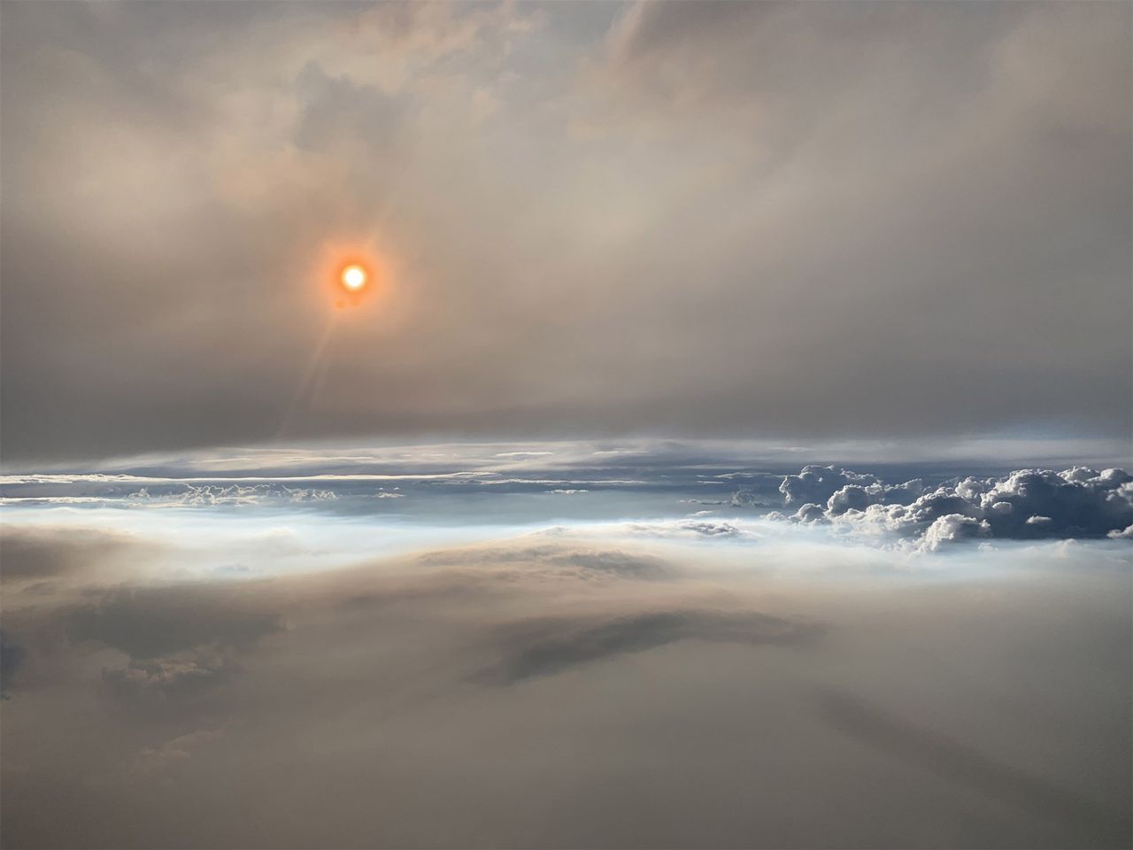 NASA wykonała unikalne zdjęcia. Przedstawiają ognistą chmurę [Zobacz zdjęcia]